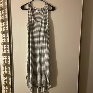 Long sleeveless dress, gray and white stripes